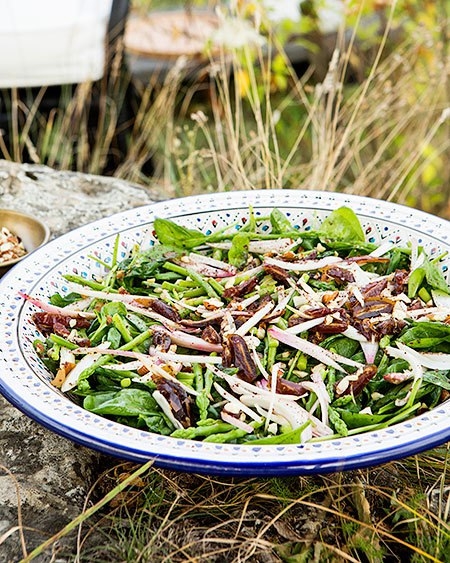 Салат из шпината со спаржей, финиками и миндалем Салат из шпината со спаржей, финиками и миндалем