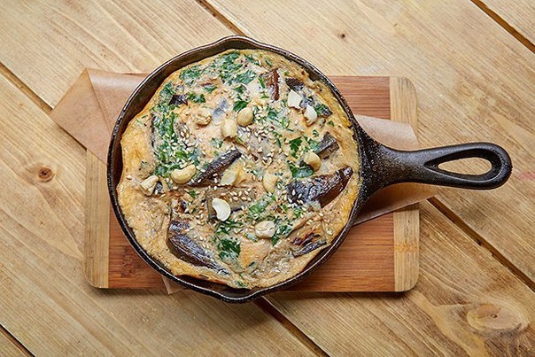 омлет с баклажанами и соусом кимчи омлет с баклажанами и соусом кимчи