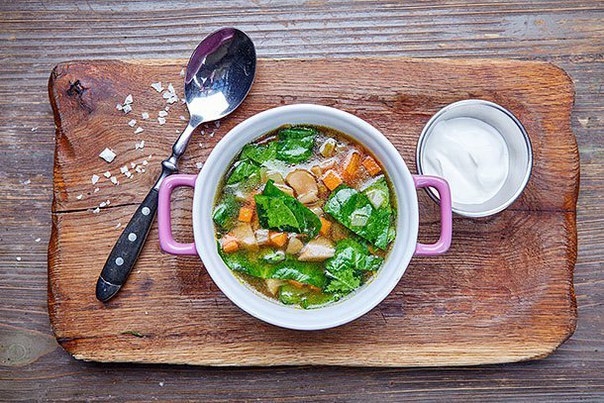 Щи из шпината с белыми грибами Щи из шпината с белыми грибами