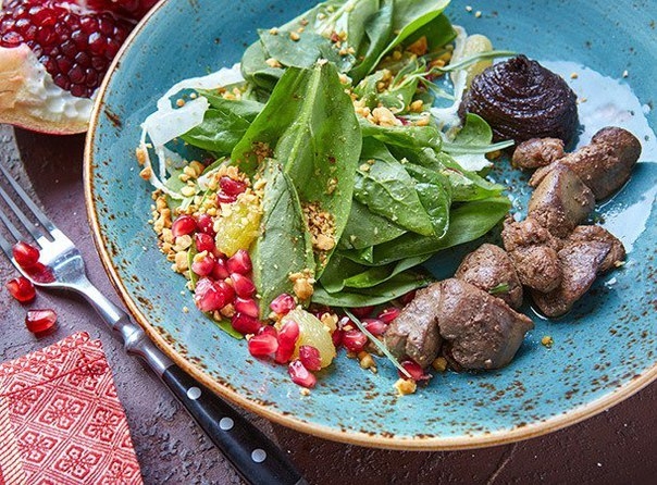 теплый салат с куриной печенью, фенхелем и черносливом теплый салат с куриной печенью, фенхелем и черносливом