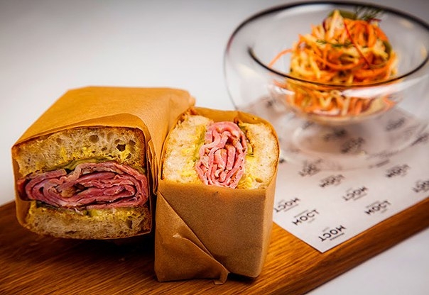 блюдо еврейской кухни – пастрами с говядиной и капустно-морковным салатом. блюдо еврейской кухни – пастрами с говядиной и капустно-морковным салатом.