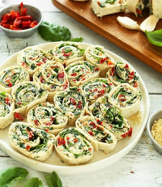 Рулетики из лаваша с сыром и зеленью Рулетики из лаваша с сыром и зеленью