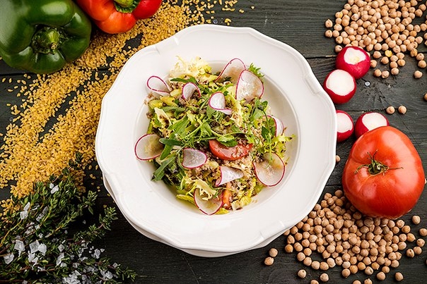 Салат с киноа, томатами и редисом Салат с киноа, томатами и редисом