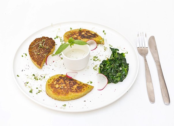 оладьи из нутовой муки со сливочным соусом из кешью оладьи из нутовой муки со сливочным соусом из кешью