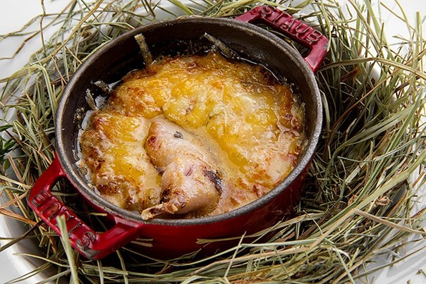 Жюльен из белых грибов с алтайским сыром и перепелкой Жюльен из белых грибов с алтайским сыром и перепелкой