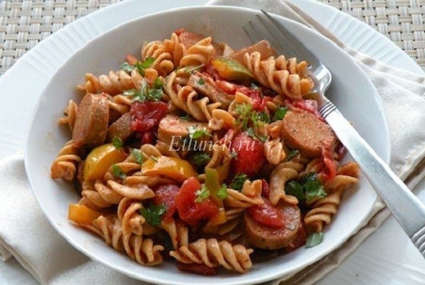 Макароны с колбасой и помидорами Макароны с колбасой и помидорами