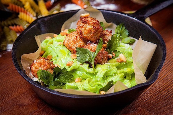 Паста с кремом из шпината, куриными фрикадельками и кедровыми орешками Паста с кремом из шпината, куриными фрикадельками и кедровыми орешками