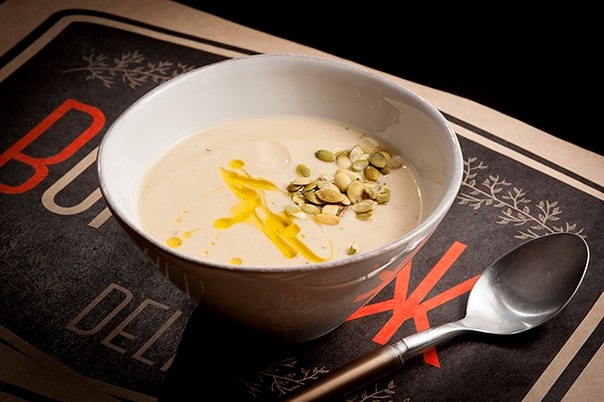 Крем-суп из цветной капусты с каштанами и трюфельным маслом Крем-суп из цветной капусты с каштанами и трюфельным маслом