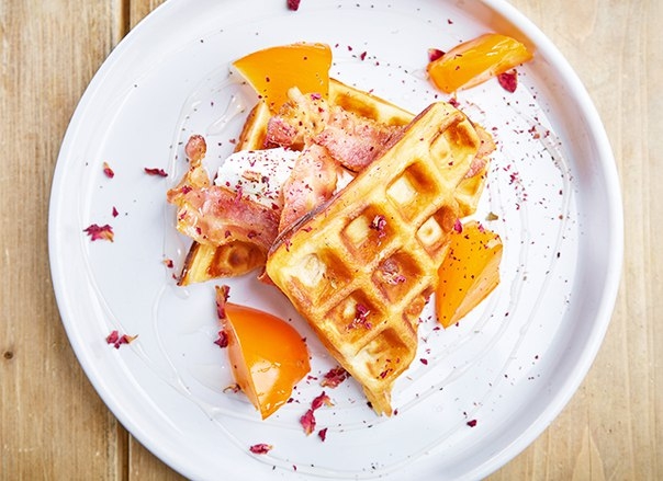 вафли с хурмой и беконом вафли с хурмой и беконом