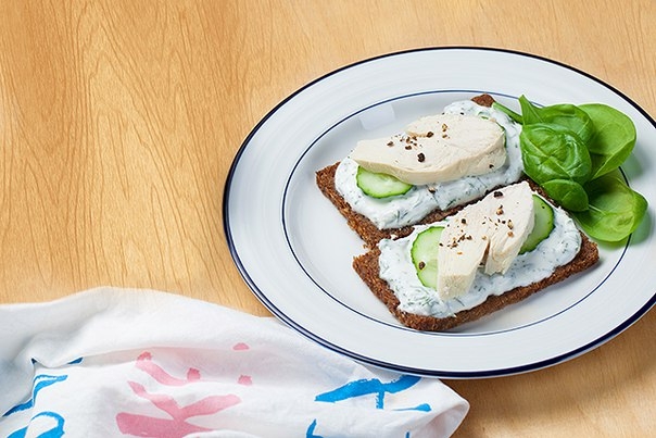 Бутерброд с куриной грудкой и шпинатом Бутерброд с куриной грудкой и шпинатом