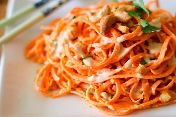 Вегетарианский салат из моркови с соусом Вегетарианский салат из моркови с соусом