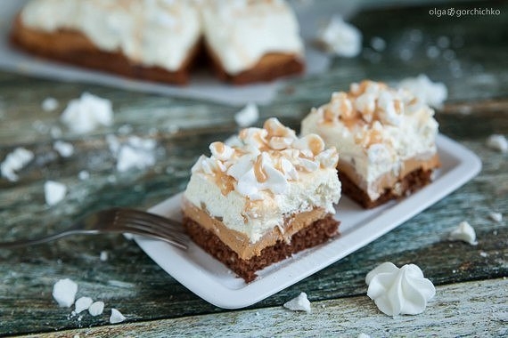 Торт с вареной сгущенкой, арахисом, взбитыми сливками, безе и соленой карамелью Торт с вареной сгущенкой, арахисом, взбитыми сливками, безе и соленой карамелью