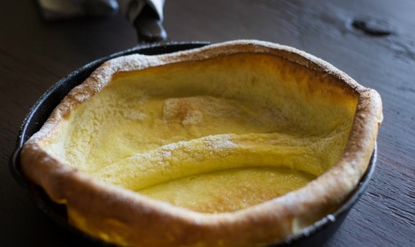 Dutch baby с лимонным соком и сахарной пудрой Dutch baby с лимонным соком и сахарной пудрой