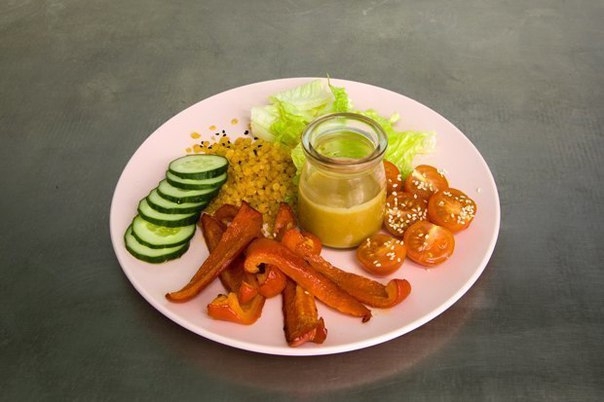 Теплый салат с запеченным перцем, чечевицей и арахисовой заправкой Теплый салат с запеченным перцем, чечевицей и арахисовой заправкой