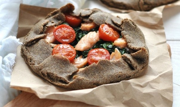 жаная галета с лососем, шпинатом и черри жаная галета с лососем, шпинатом и черри