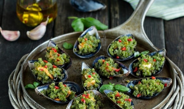 Мидии, запеченные с чесночными сухарями Мидии, запеченные с чесночными сухарями