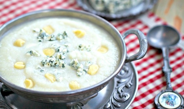 Суп-пюре из цветной капусты с клецками и голубым сыром Суп-пюре из цветной капусты с клецками и голубым сыром