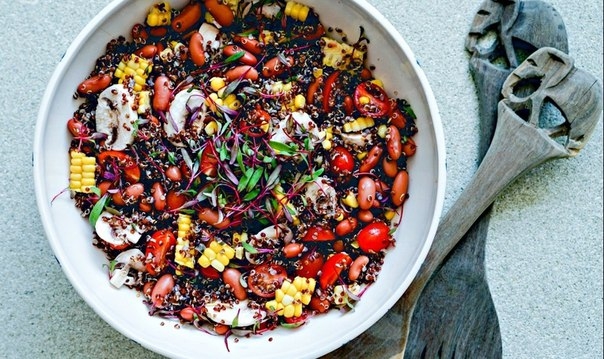 Пикантный салат с киноа, красной фасолью и кукурузой Пикантный салат с киноа, красной фасолью и кукурузой