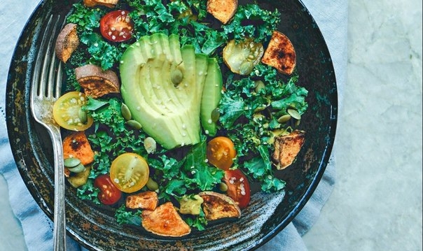 Салат из кале с запеченным бататом и авокадо Салат из кале с запеченным бататом и авокадо