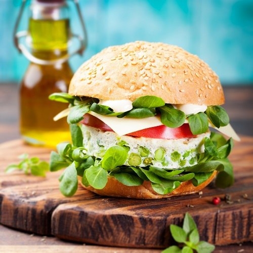 Чизбургер с котлетой из яйца и горошка Чизбургер с котлетой из яйца и горошка