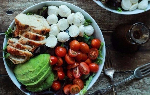 Капрезе с курицей и авокадо Капрезе с курицей и авокадо