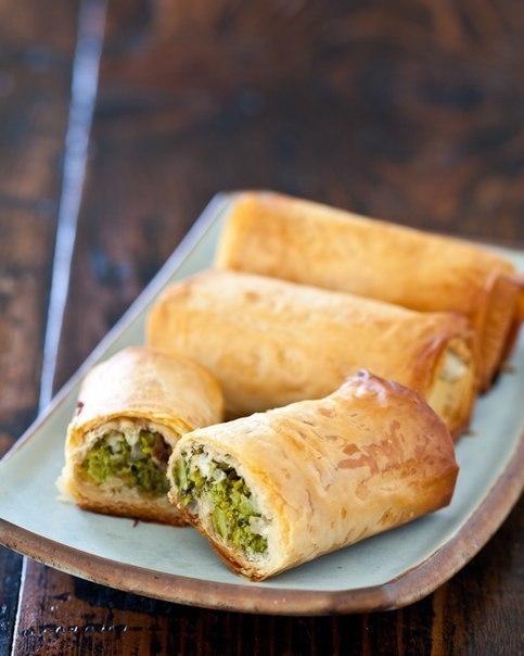 Спанакопита – традиционные греческие пирожки со шпинатом и фетой Спанакопита – традиционные греческие пирожки со шпинатом и фетой