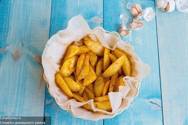 Запеченный картофель по-деревенски с паприкой и тимьяном Запеченный картофель по-деревенски с паприкой и тимьяном