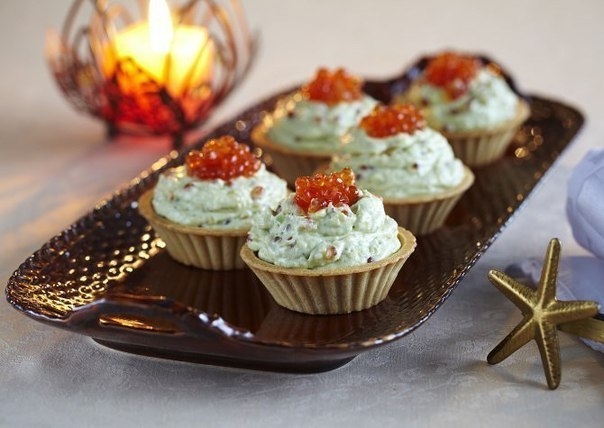 Тарталетки с кремом из авокадо и красной икрой Тарталетки с кремом из авокадо и красной икрой