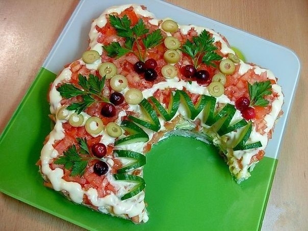 Салат «Русская красавица» будет здорово смотреться на праздничном столе . Салат «Русская красавица» будет здорово смотреться на праздничном столе .