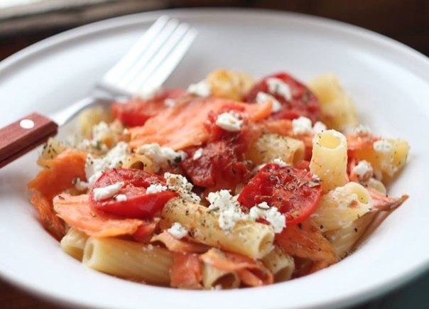 Ригатони с обжаренным лососем, помидорами черри и сыром фета Ригатони с обжаренным лососем, помидорами черри и сыром фета
