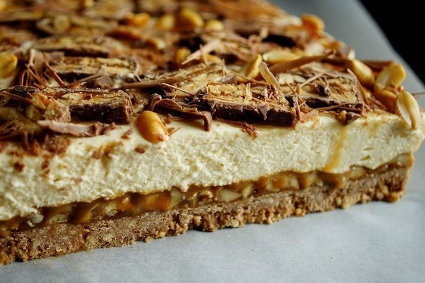 Пляцок Снікерс без випічки. Неймовірний смак як у справжнього батончика! Пляцок Снікерс без випічки. Неймовірний смак як у справжнього батончика!