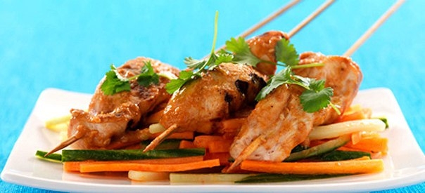 Курица Сатай на шпажках с салатом из папайи Курица Сатай на шпажках с салатом из папайи