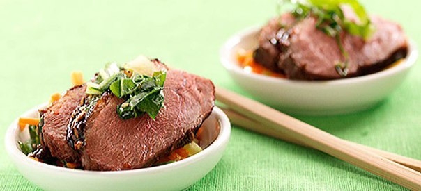 Утка Дак Хой-Син с салатом и кунжутными семенами Утка Дак Хой-Син с салатом и кунжутными семенами