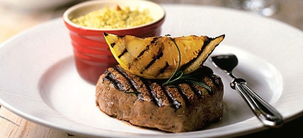 Бифштекс на гриле с печеной чечевицей Бифштекс на гриле с печеной чечевицей