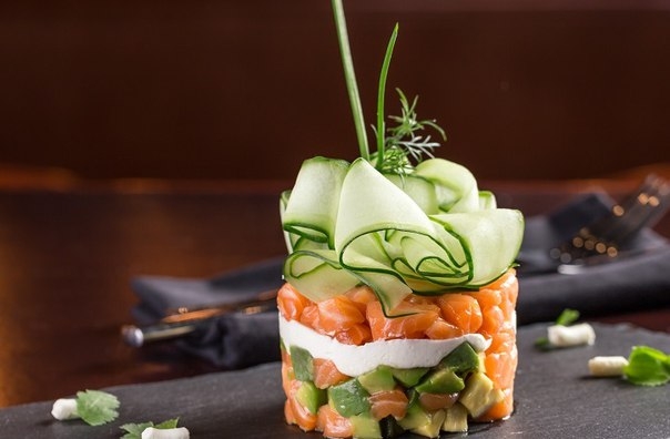 Ароматный салат в круге из копченого лосося со свежим огурцом, крутонами и укропным "Песто" в сыре " Ароматный салат в круге из копченого лосося со свежим огурцом, крутонами и укропным "Песто" в сыре "