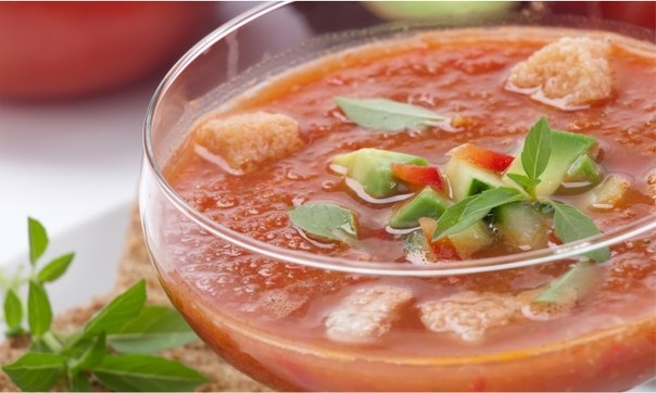 Андалузский гаспачо с салатом из семги и авокадо Андалузский гаспачо с салатом из семги и авокадо
