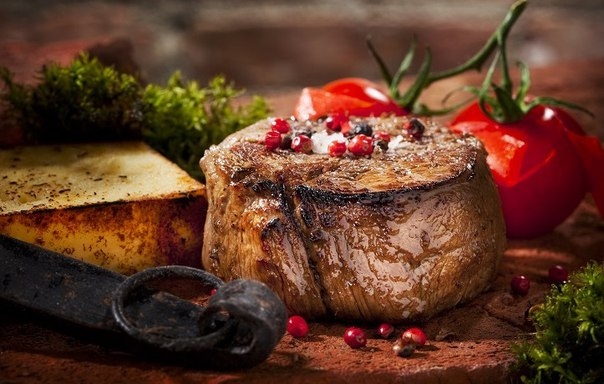 Филе-миньон из говяжьей вырезки с зеленым маслом Филе-миньон из говяжьей вырезки с зеленым маслом