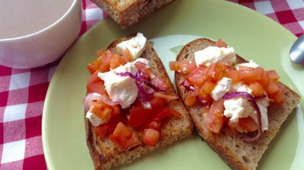 Закуска с помидорами и брынзой Закуска с помидорами и брынзой