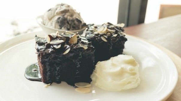 Шоколадно-миндальный брауни