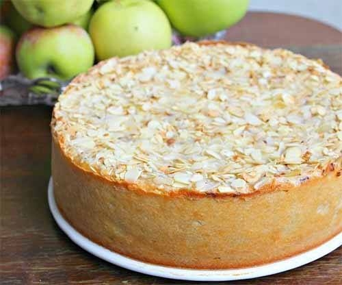 Яблочно-творожный пирог с шоколадом — соблазнит любого! Непременно стоит попробовать!