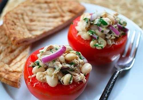Помидоры с тунцом и белой фасолью