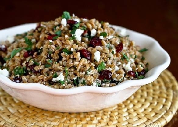 Салата из перловой крупы с клюквой.