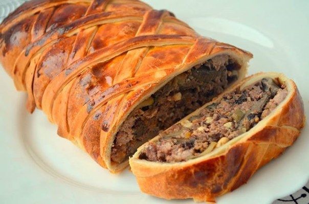 Праздничный конверт из слоеного теста с мясом Праздничный конверт из слоеного теста с мясом