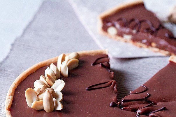 Тарт в стиле "Сникерс" (Snickers Tart) Ингредиенты: Основа: 125 г муки 75 г холодного сливочного мас