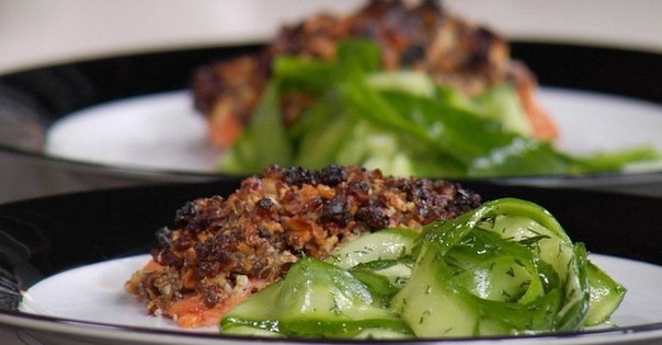 Стейк из семги с грецким орехом и овощами