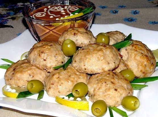 ЛЕГКИЕ РЫБНЫЕ ТЕФТЕЛЬКИ С ОСТРЕНЬКИМ СОУСОМ