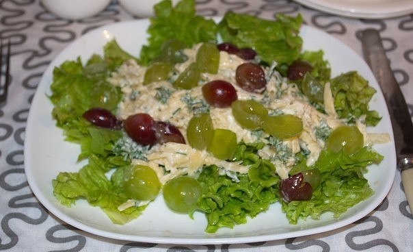 Салат с виноградом, сыром и чесноком