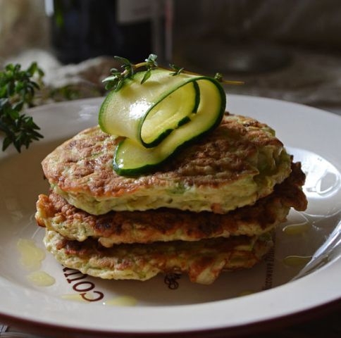КАБАЧКОВЫЕ ОЛАДЬИ С ЗЕЛЕНЬЮ И ЧЕСНОКОМ