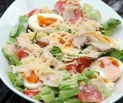 САЛАТ С КУРИЦЕЙ, ЯЙЦОМ И ПОМИДОРАМИ