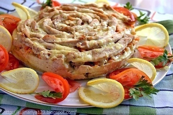 Красивый мясной пирог "Чайная роза".